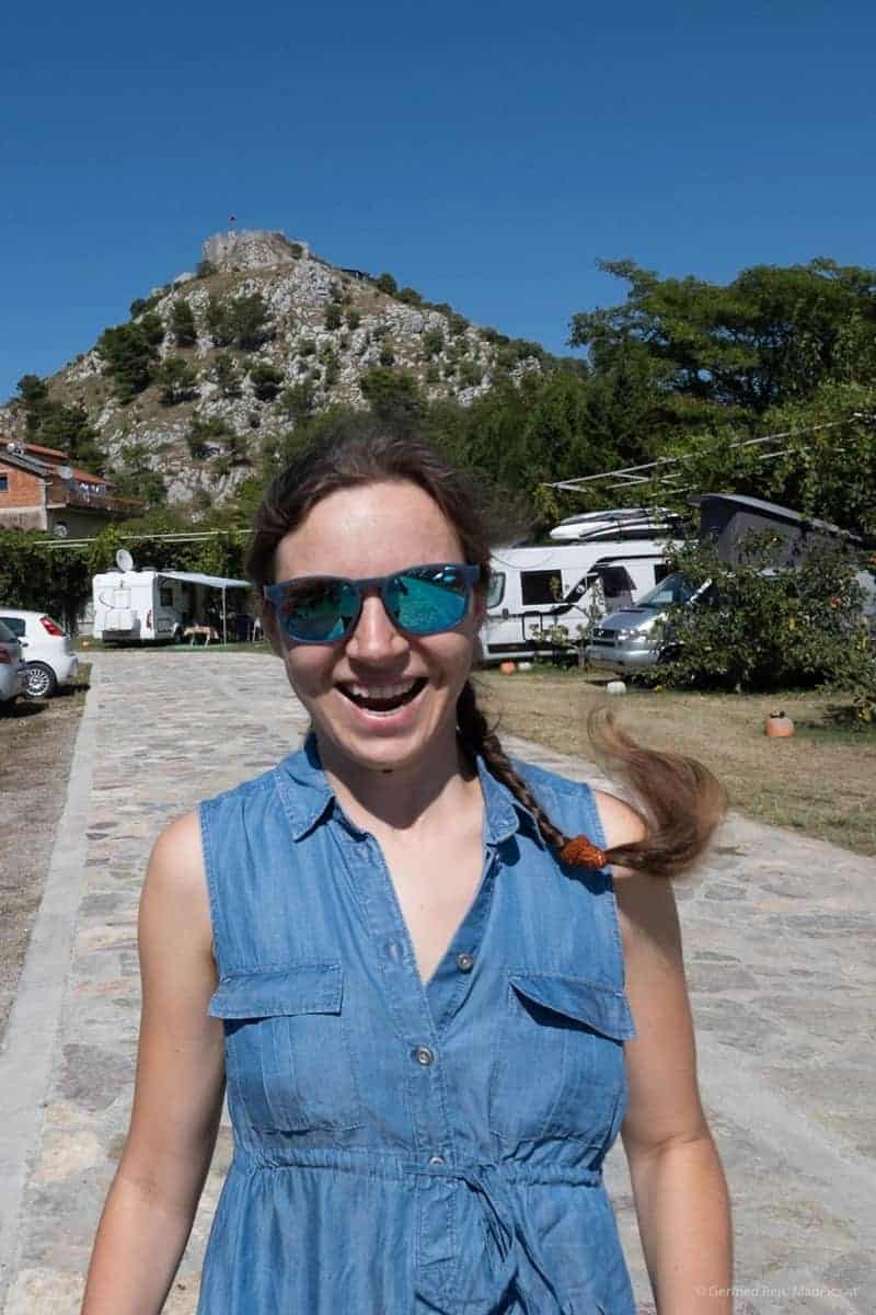 Olya Spaziert Durch Camping Legjenda