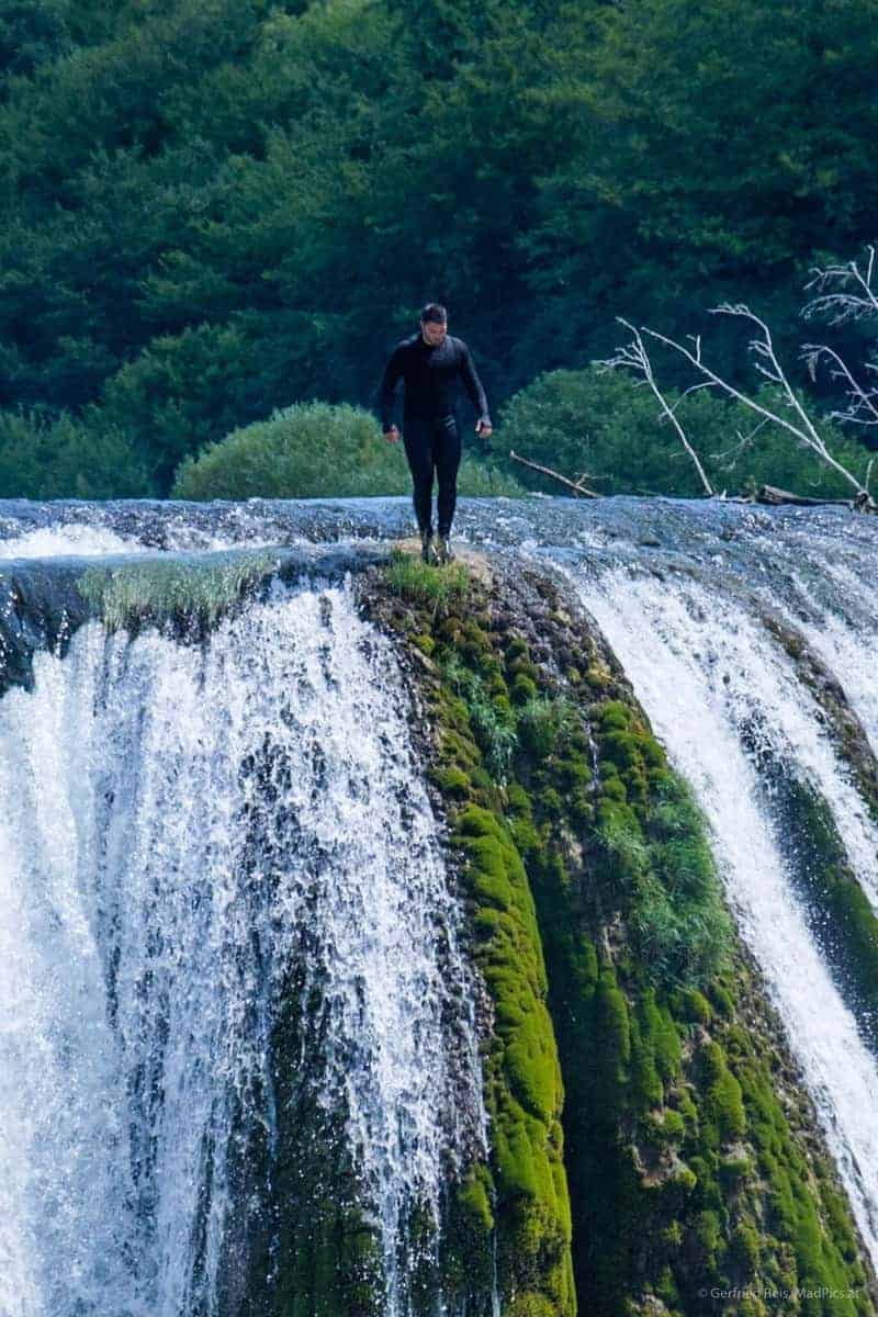 Rafting-Tourguide Springt Strbcki Buk Im Una-Nationalpark Hinunter