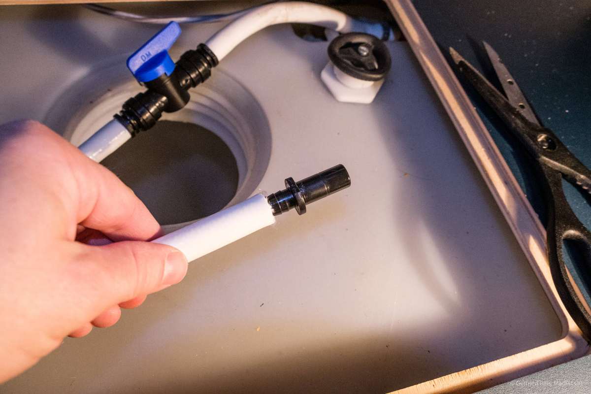 Floe-Adapterstück In Schlauch Einsetzen