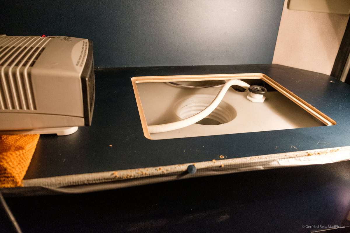 Den Wasserschlauch Vor Dem Einbau Von Floe Durch Wärme Geschmeidig Machen