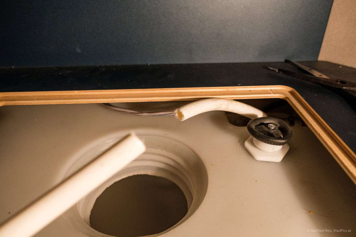 Den Wasserschlauch Für Den Einbau Von Floe Durchtrennen