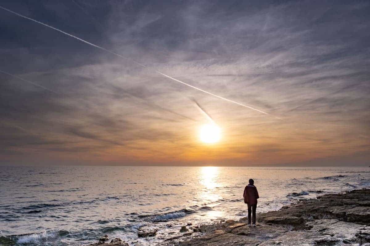 Die Schönsten Reisefotos 2019 11 Frau Am Meer Bei Beeindruckender Zeichnung Im Himmel