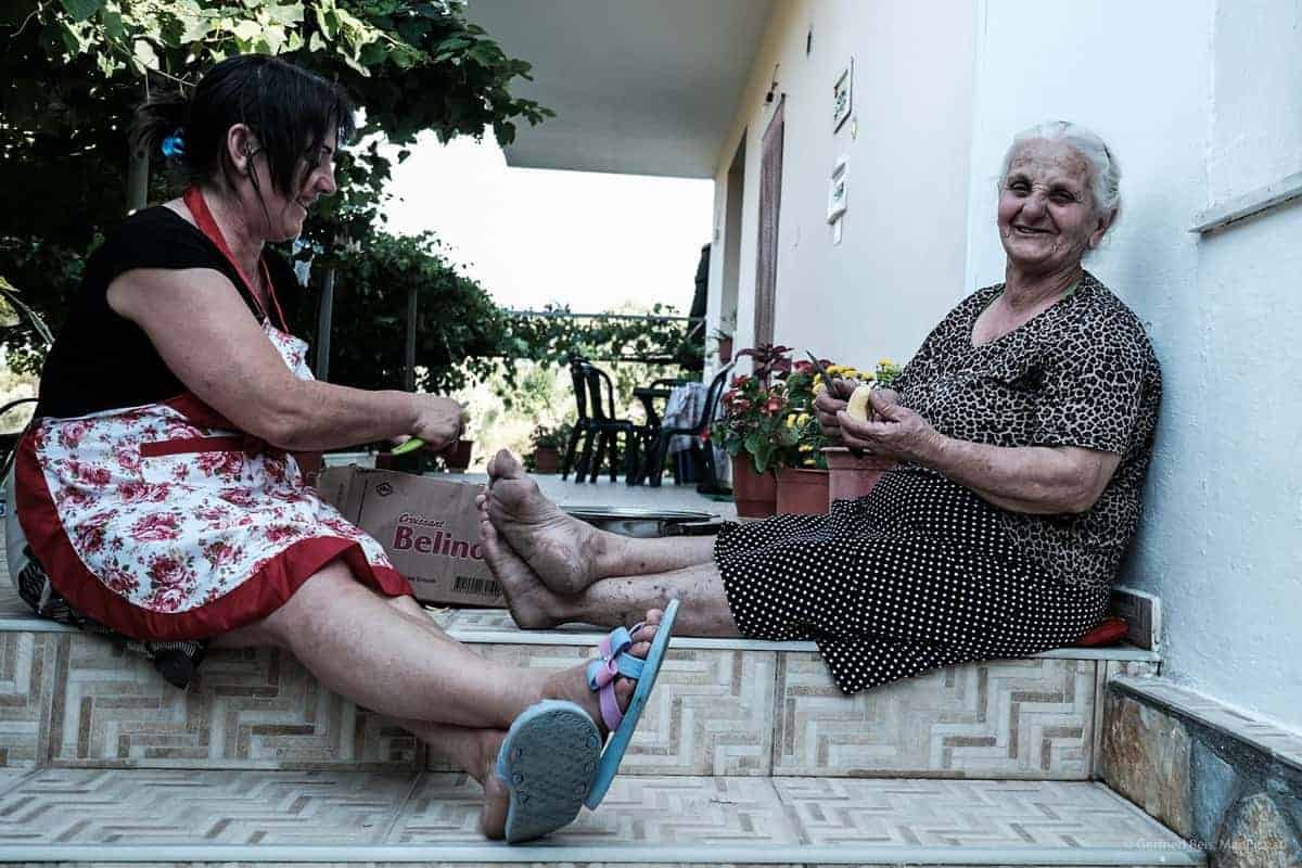 Die Schönsten Reisefotos 2019 41 Frauen Beim Kartoffelschälen In Albanien