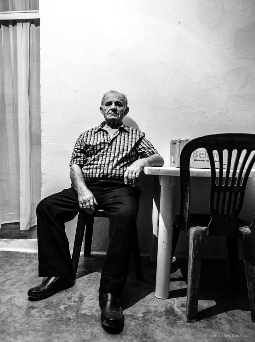 Die Schönsten Reisefotos 2019 38 Alter Mann Blickt Ernst In Albanien