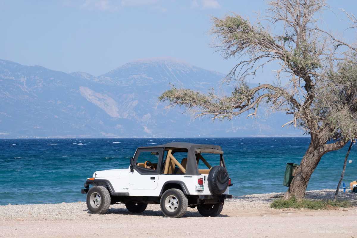 Die Schönsten Reisefotos 2019 12 Jeep Am Strand Neben Baum In Griechenland