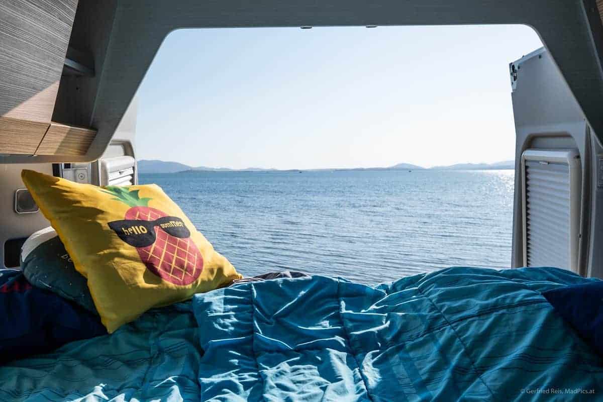Die Schönsten Reisefotos 2019 36 Blick Vom Bett Des Wohnmobils Auf Wasser