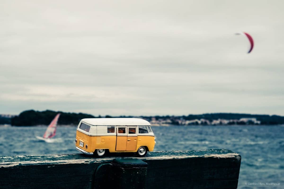 Die Schönsten Reisefotos 2019 35 Mini-Vw-Bus Vor Windsurfer An Küste