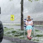 Neben Wohnmobil Im Schnee Sitzen