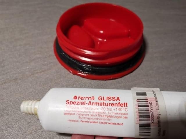 Schraubverschluss-Dichtung Eines Wohnmobil-Wassertanks Fetten