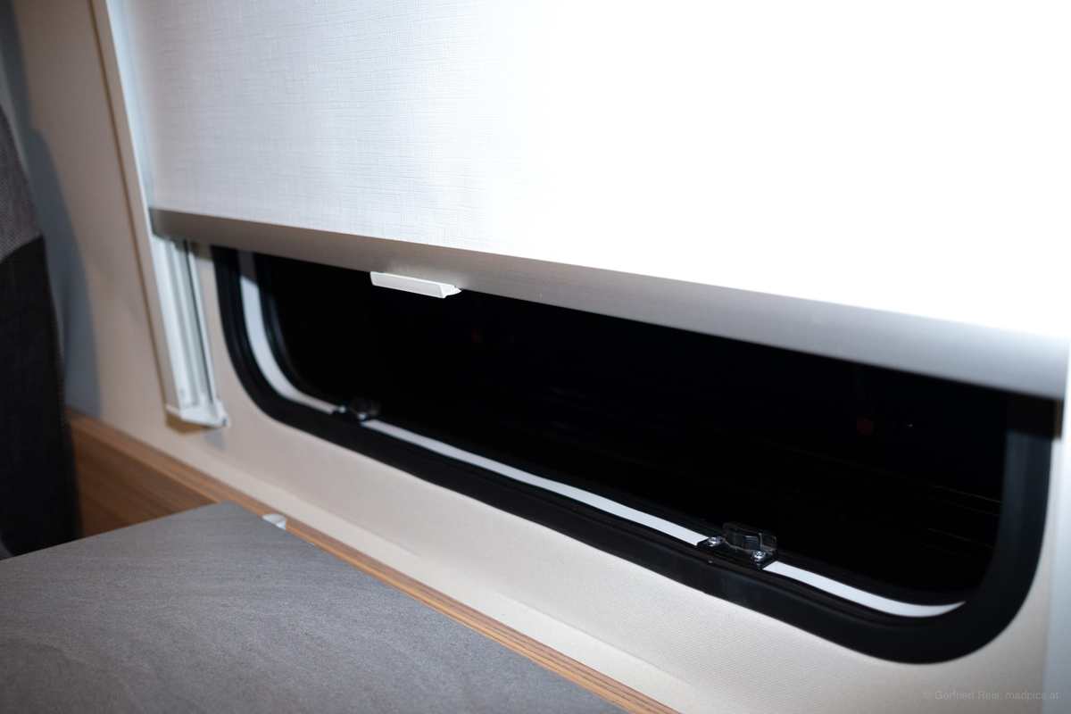 Rollo Für Wohnmobil-Fenster In Zwischenposition