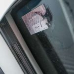 Halb Abgelöste Vignette An Scheibe