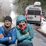 Wohnmobil Im Schnee Mit Dick Angezogenen Personen