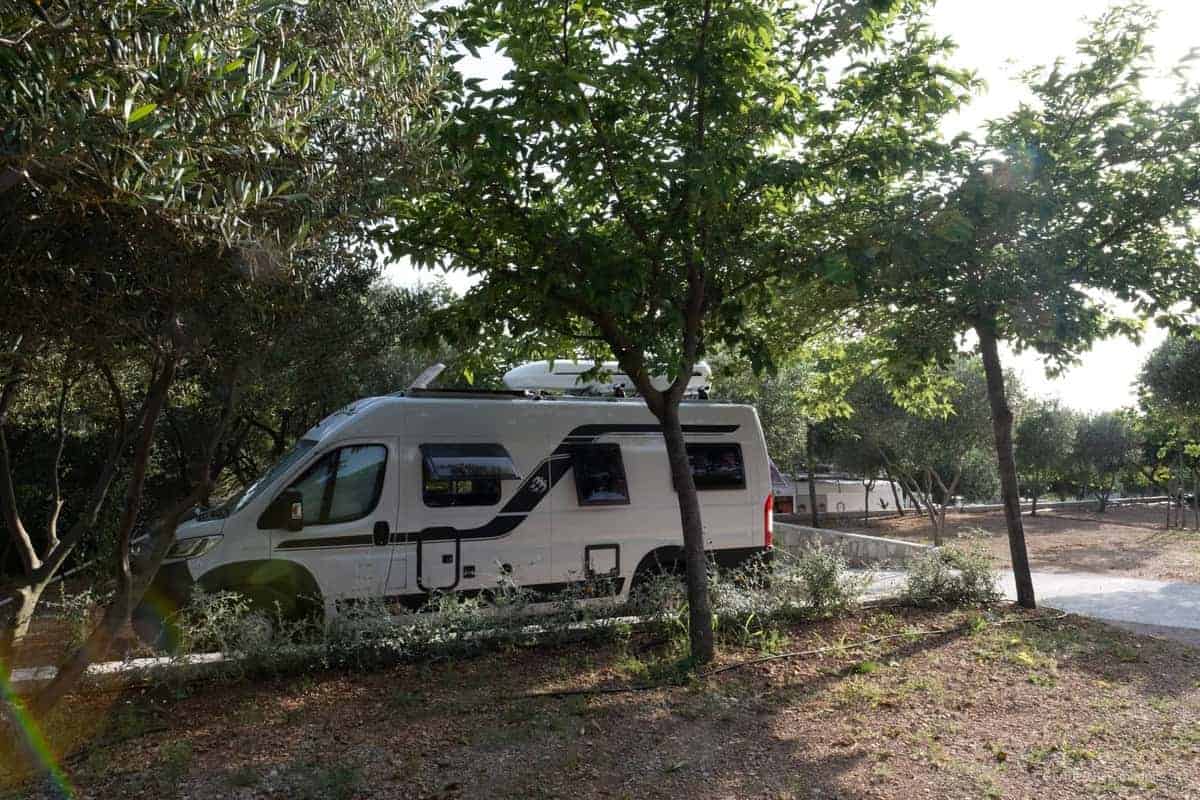 Wohnmobil Unter Bäume