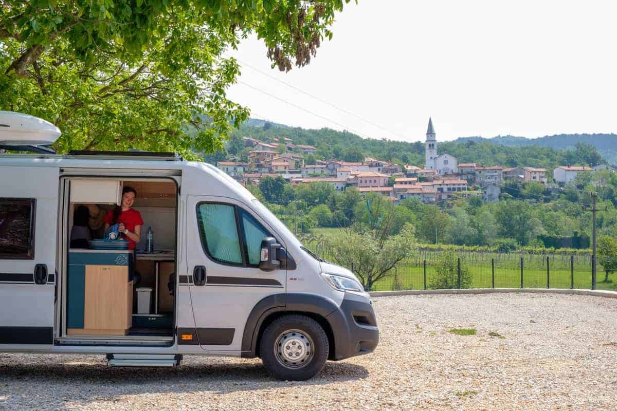 Wohnmobil Vor Einem Italienischem Altstadt
