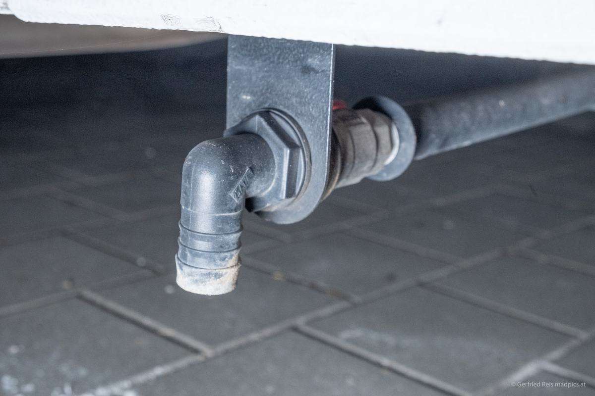 Camping-Regeln Fürs Wohnmobil: Die 30 Besten Tipps 8 Entleerungs-Ventil Des Abwassertanks Unter Dem Wohnmobil
