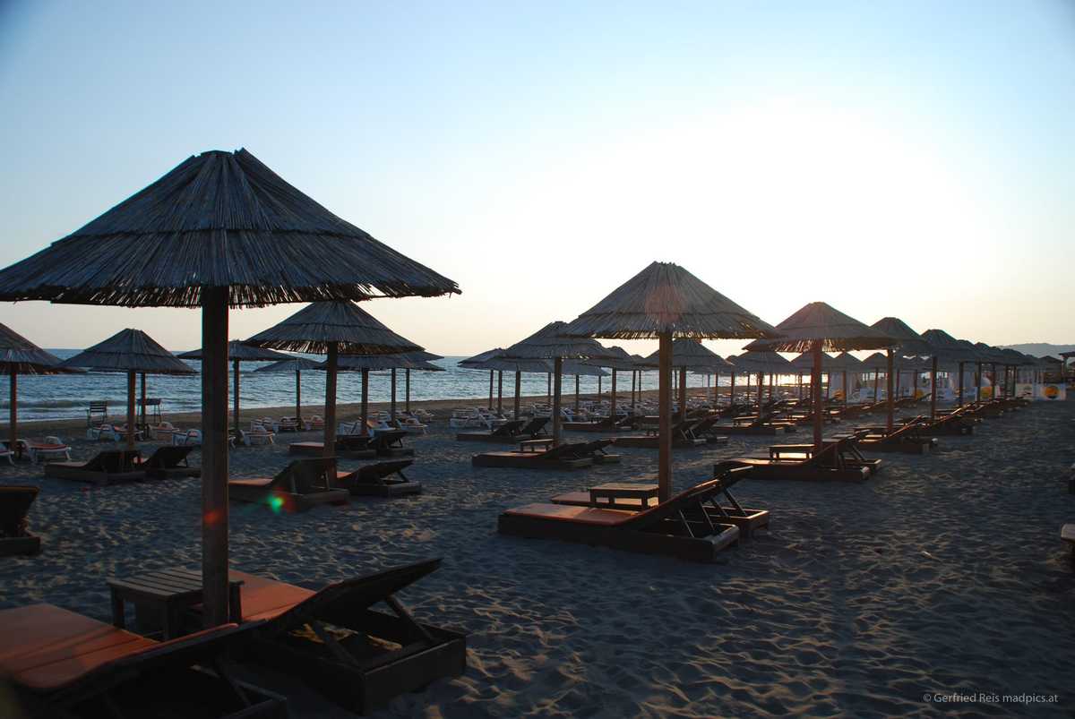 Sonneschirme Am Velika Plaza Bei Ulcinj In Montenegro