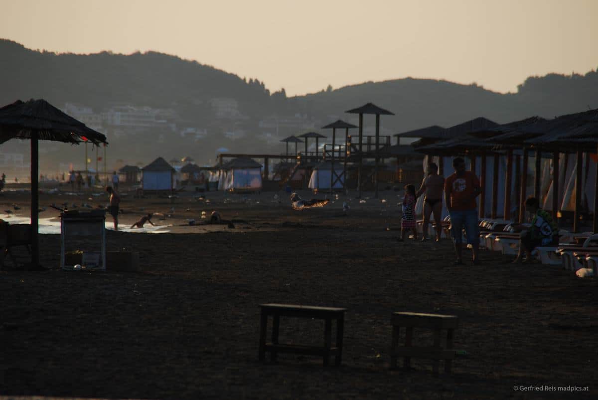 Sonneschirme Am Velika Plaza Bei Ulcinj In Montenegro