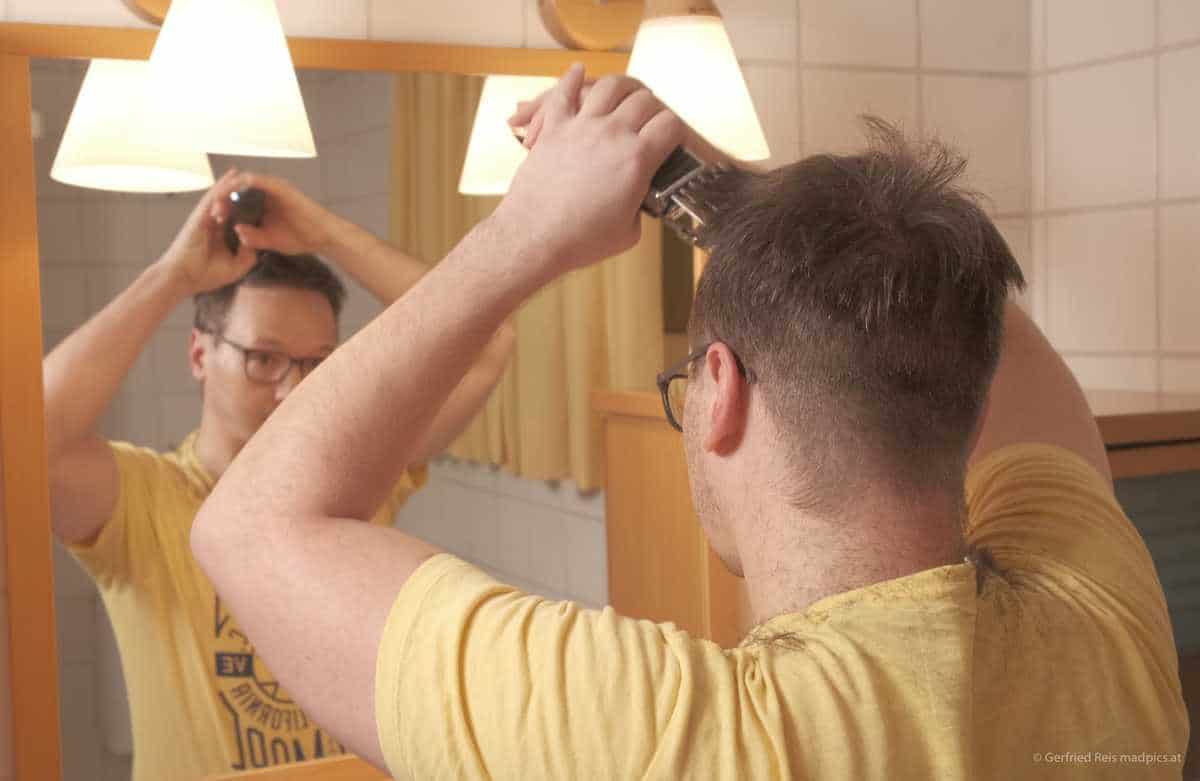 Die Haare Am Oberkopf Mit Längerem Aufsatz Schneiden