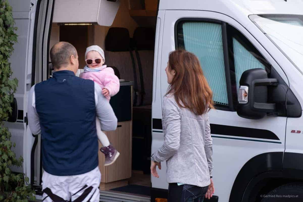 Wohnmobil Mit Kindern 1 Familie Mit Kind Vor Wohnmobil