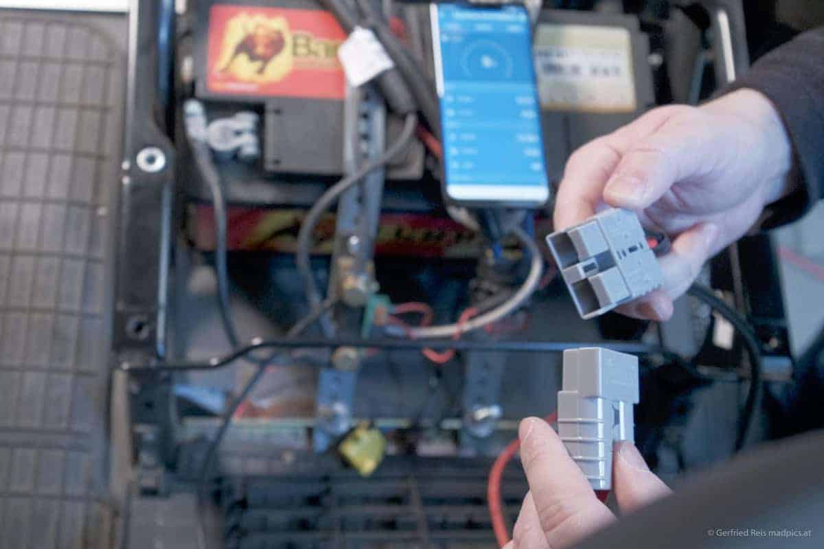 Den Solar-Laderegler Im Wohnmobil Befestigen