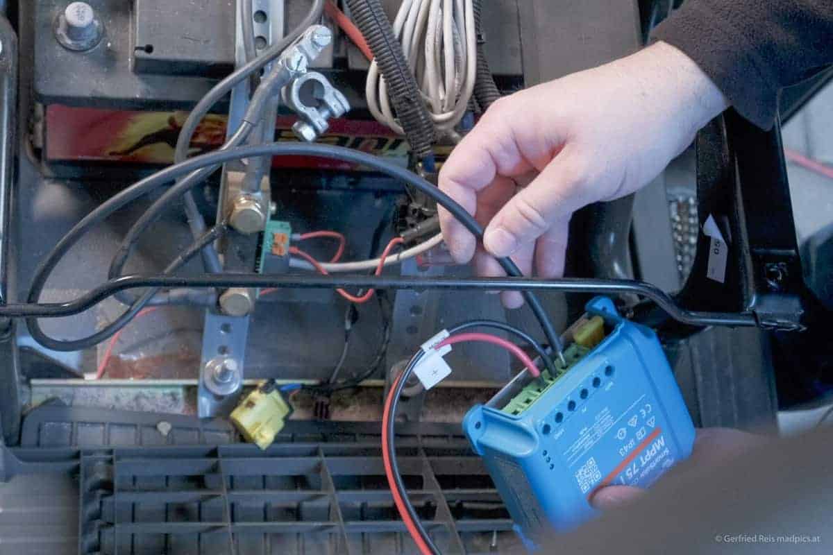 Anschluss Des Ladereglers An Die Batterie