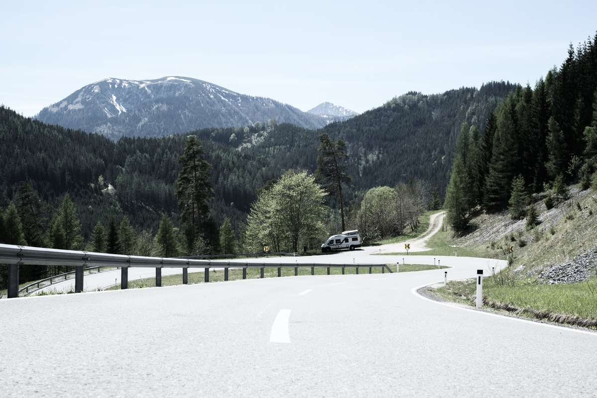 Im Hochschwab-Massiv Mit Dem Wohnmobil 3 Wohnmobil Parkt In Kurve Am Niederalpl