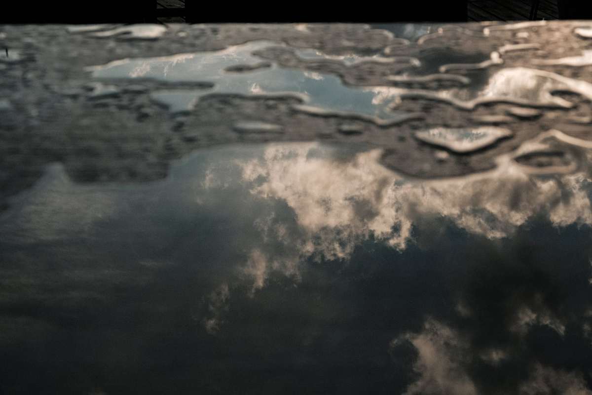 Wolken Spiegeln Sich In Wassertropfen Nach Einem Regentag In St. Corona