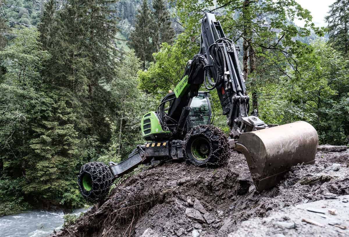 Bagger Bei Räumungsarbeiten Nach Murenabgang
