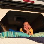 Frau Im Wohnmobil-Bett