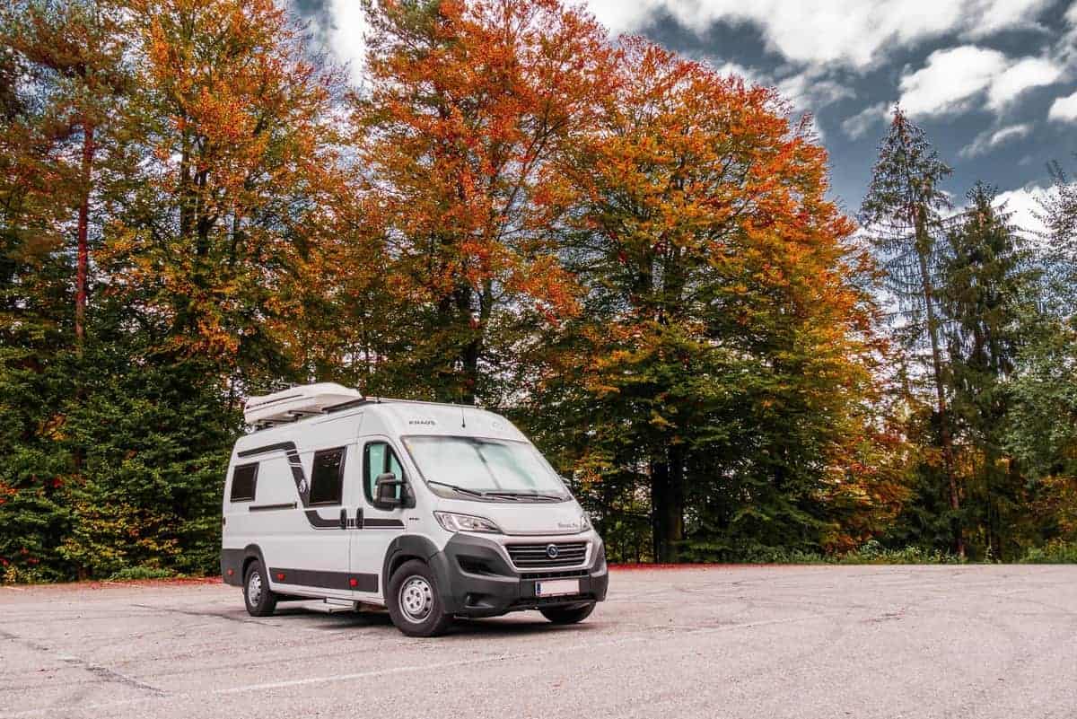 Kastenwagen Am Parkplatz, Herbstliche Bäume