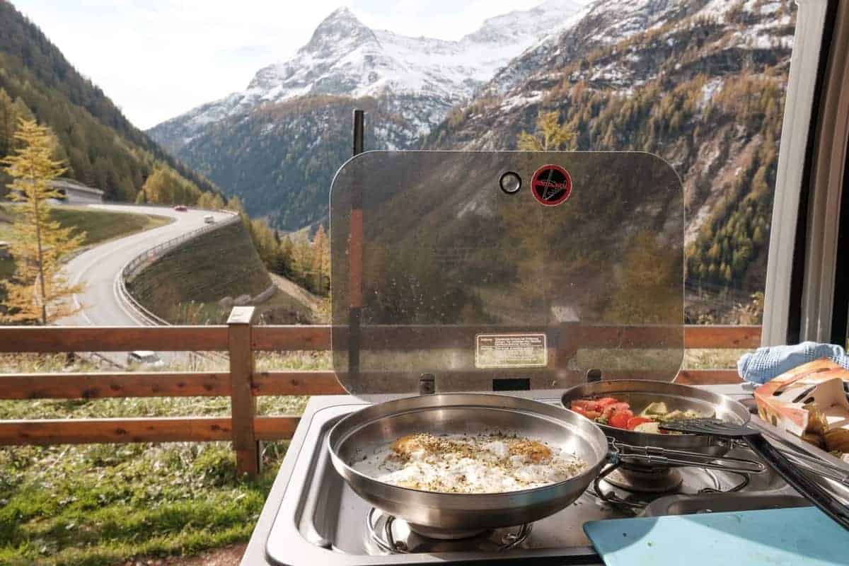 Frühstück Auf Der Felbertauern-Straße Im Wohnmobil