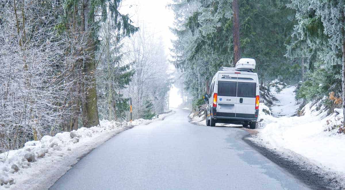 Schneeketten Am Wohnmobil 2 Fahrt Mit Dem Wohnmobil Durch Eine Winterlandschaft