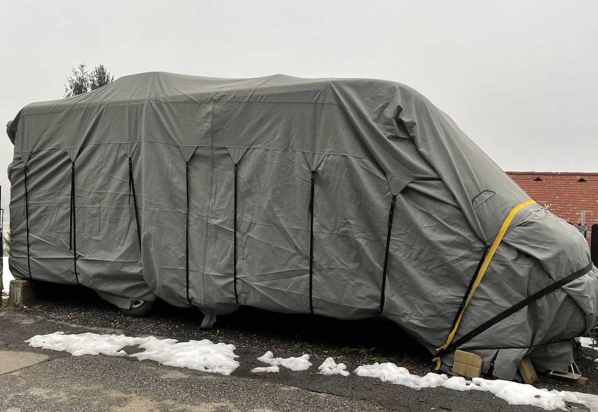 Wohnmobil Mit Plane Abgedeckt