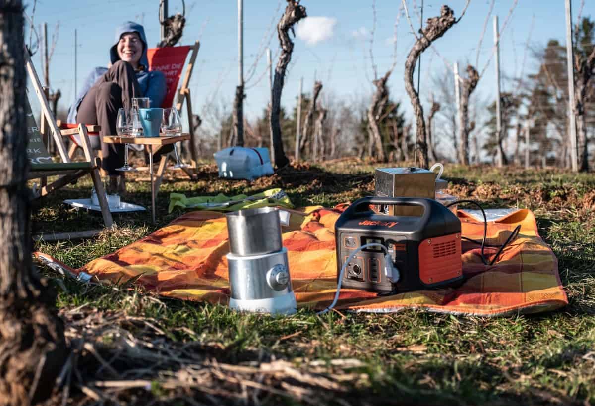 Eine Power Station Für Camping Und Wohnmobil 21 Power Station Beim Camping Im Weingarten