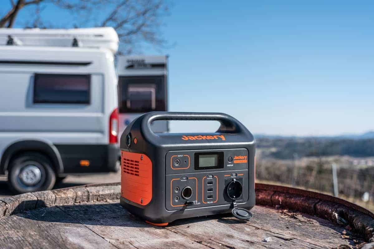 Power Station vor Wohnmobil