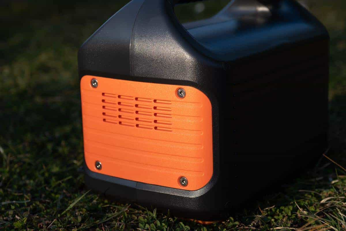 Eine Power Station Für Camping Und Wohnmobil 13 Das Gehäuse Von Der Jackery Ist Verschraubt