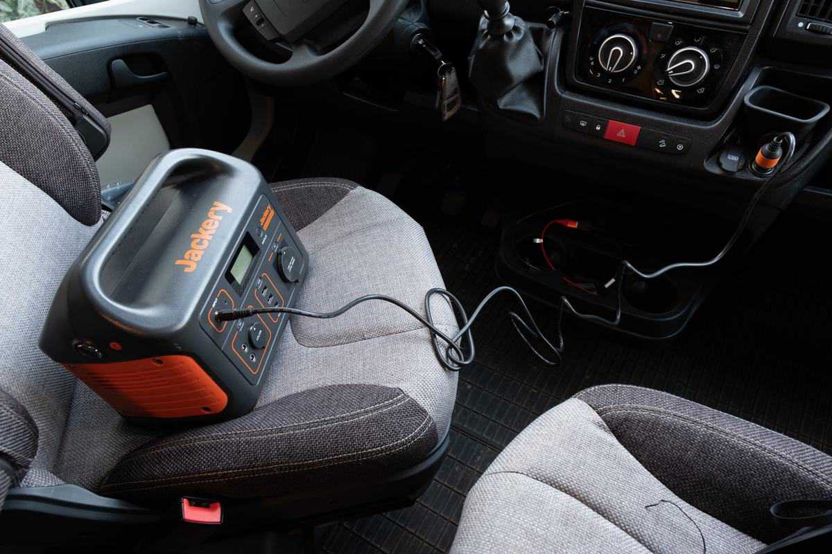 Eine Power Station Für Camping Und Wohnmobil 15 Aufladen Der Power Station Am 12V-Zigarettenanzünder Im Auto