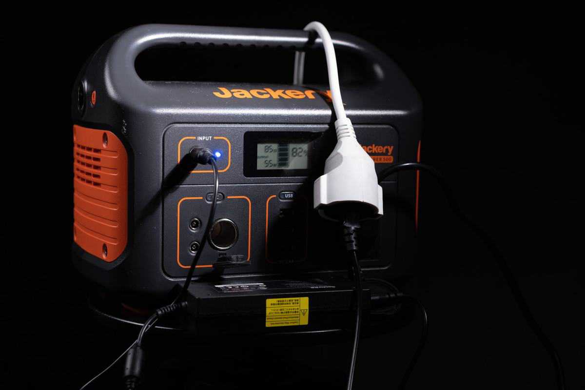 Eine Power Station Für Camping Und Wohnmobil 16 Laden Der Power Station An 230V