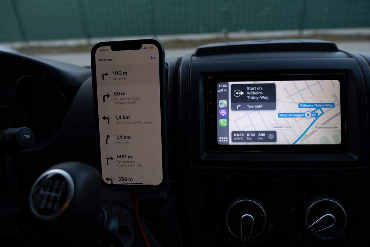 Turn-By-Turn-Anzeige Am Smartphone, Karte Am Naviceiver