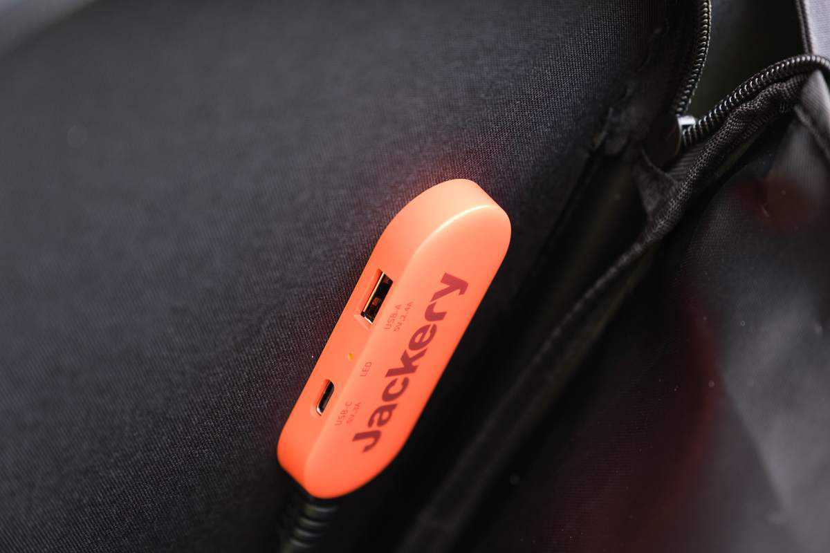 Eine Power Station Für Camping Und Wohnmobil 18 Usb-A Und Usb-C Stecker An Der Solartasche