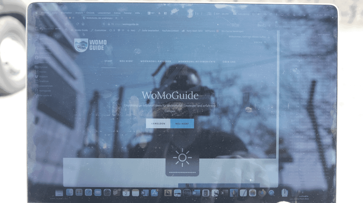 Spiegelnder Laptop-Bildschirm Im Freien