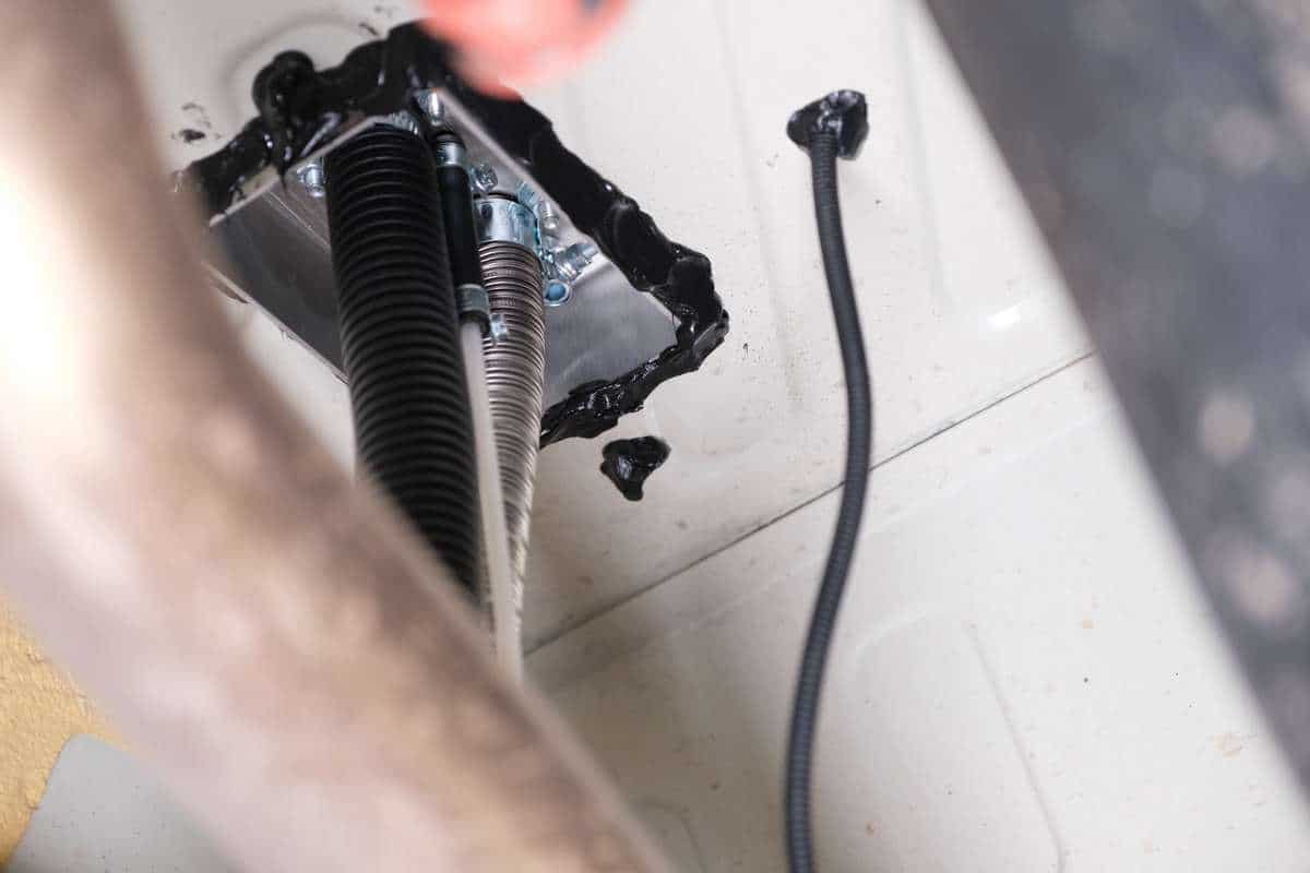 Abdichten Des Einbauflansches Sowie Des Lochs Für Die Stromleitung Der Dieselpumpe