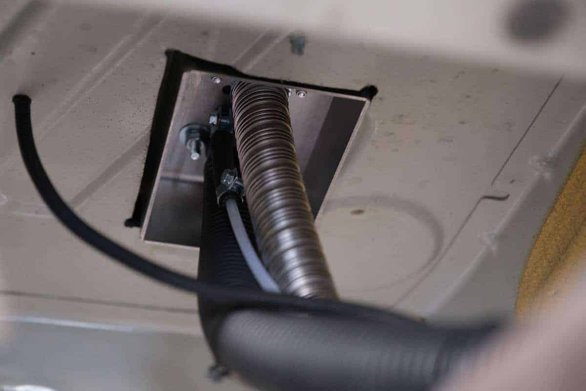 Ganz Links Das Stromkabel Für Die Dieselpumpe, Dann Der Flansch Im Ausschnitt Mit Verbrennungsluft, Dieselleitung Und Abgasleitung