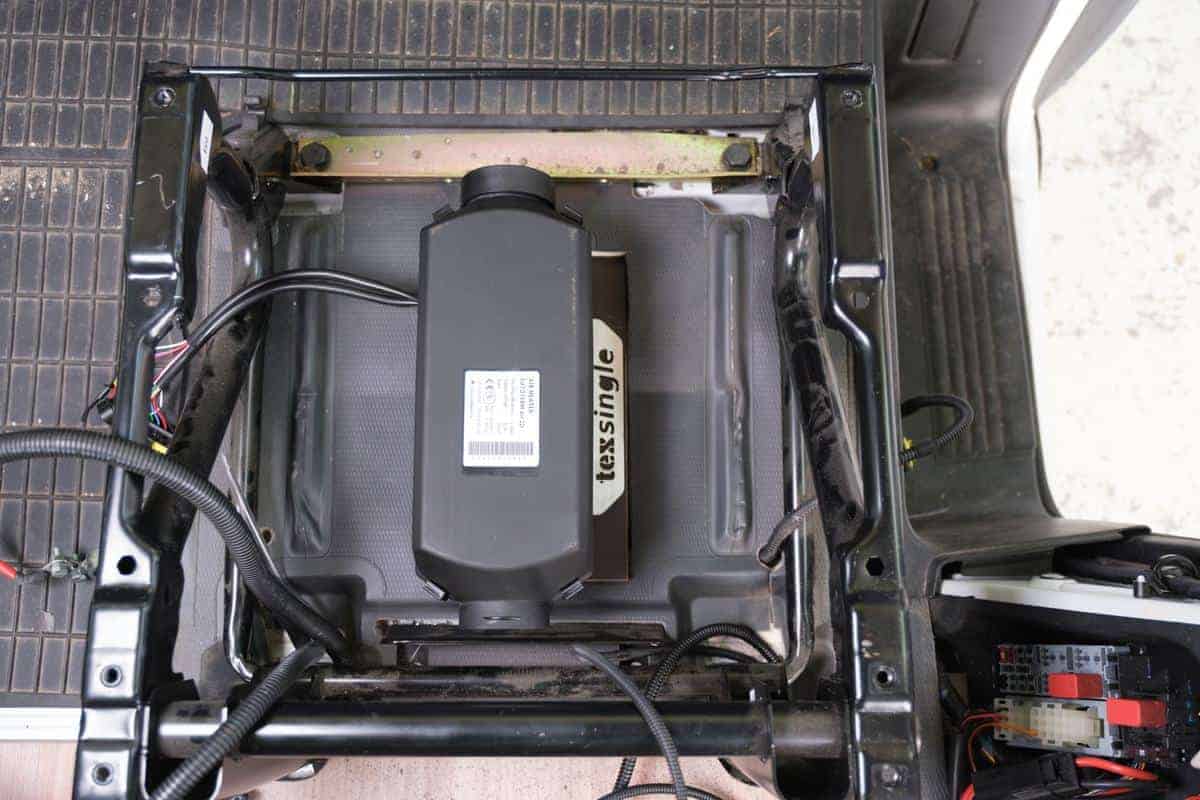 Die Heizung Wird Mit Dem Vorbereiteten Flansch In Den Ausschnitt Gesetzt Und Fixiert