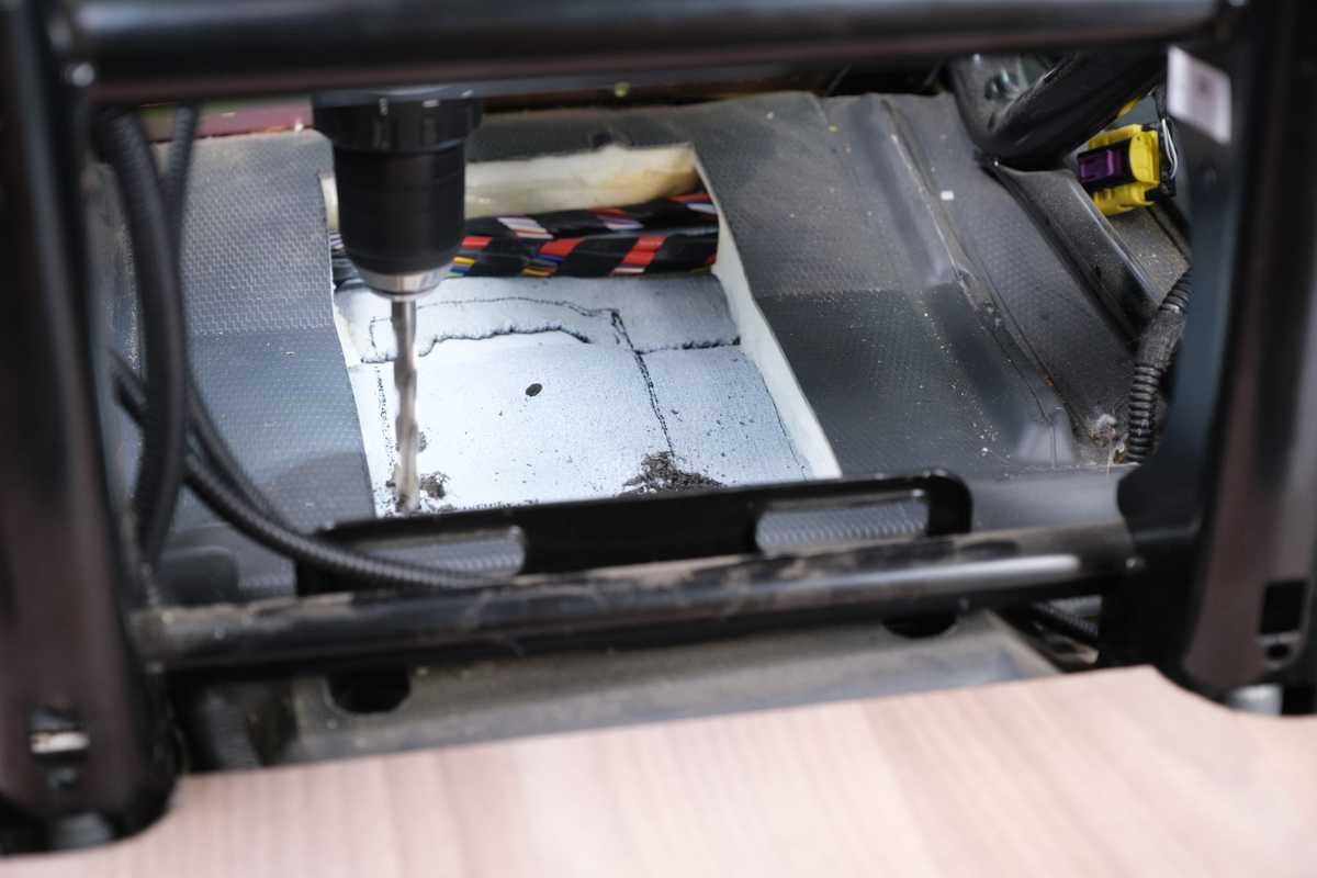 Wir Bohren Und Sägen Durch Die Bodenplatte, Hier Kommt Dann Der Flansch Hin