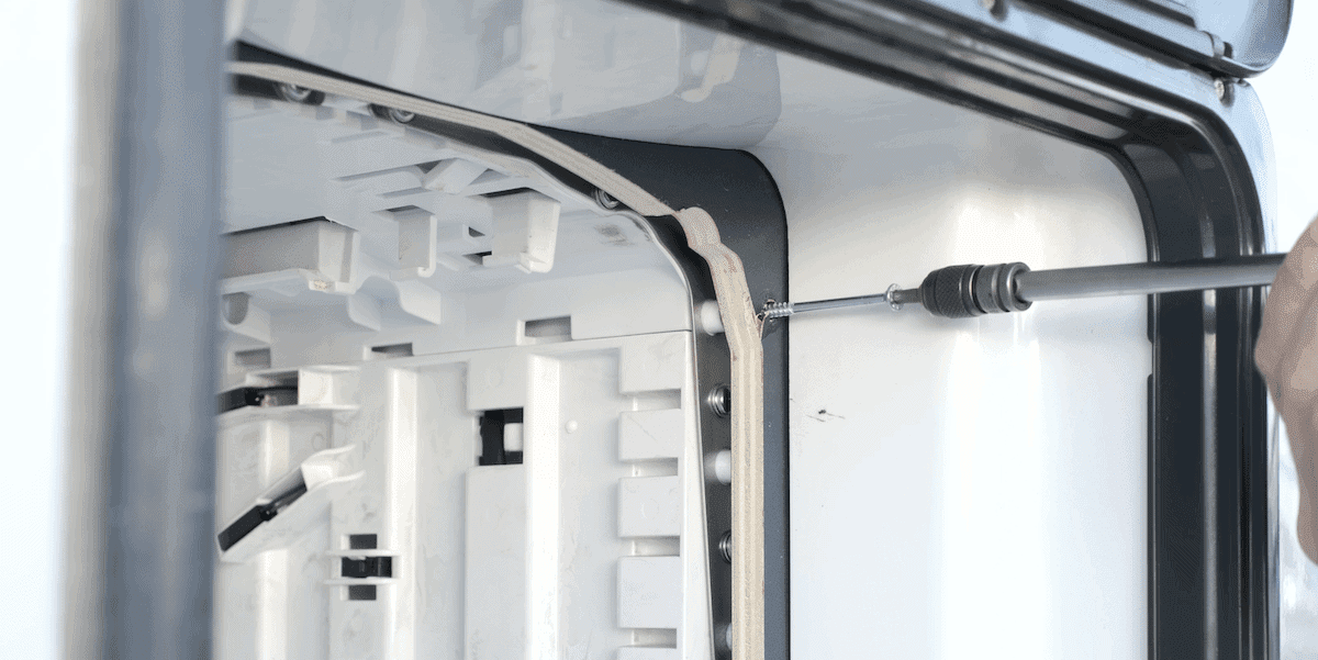 Chemietoilette Ausbauen: Schrauben An Der Außenwand Lösen