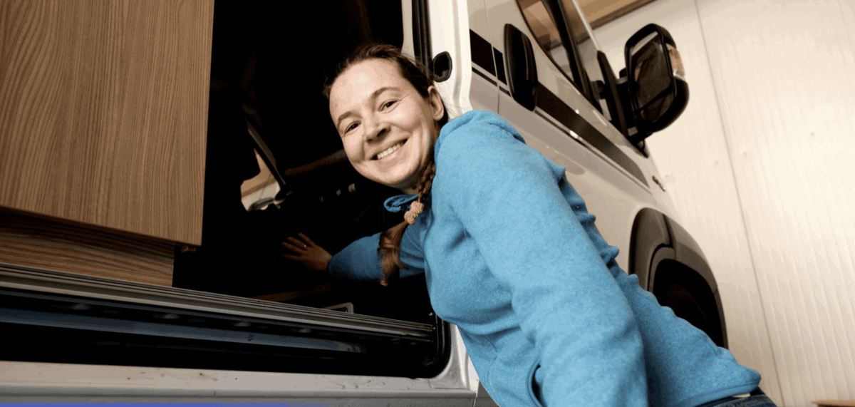 Olya Freut Sich Über Die Heiße Luft Während Des Probelaufs