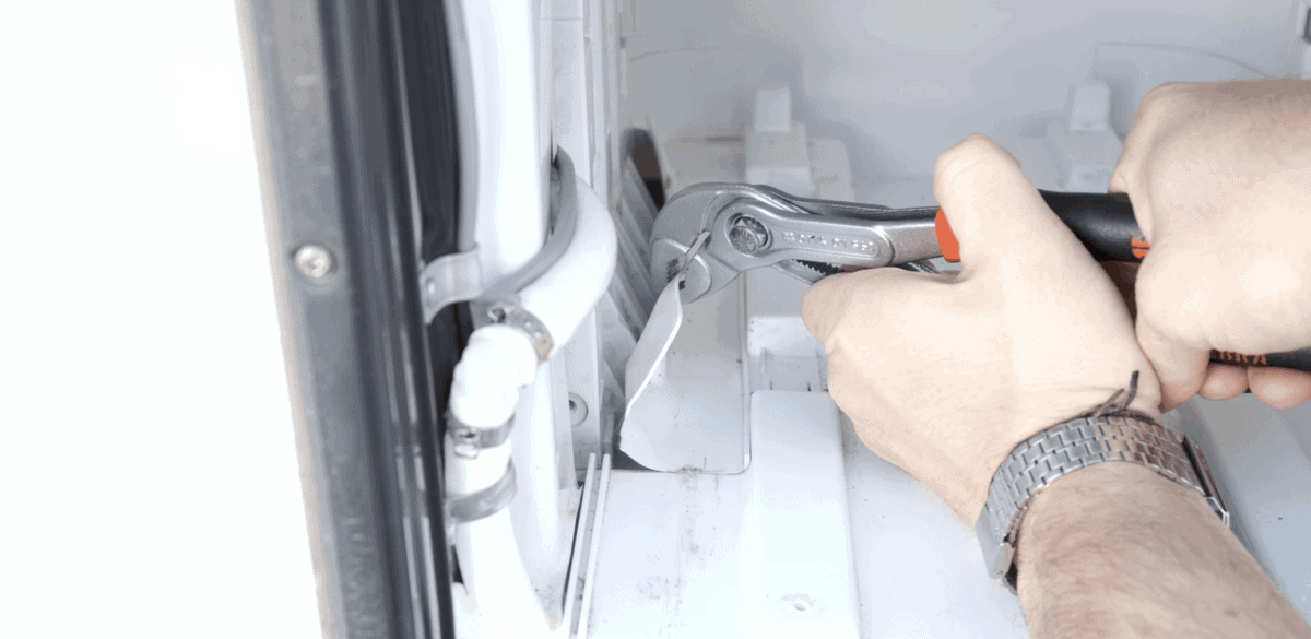 Chemietoilette Ausbauen: Manche Schrauben Sind Hinter Blenden Versteckt