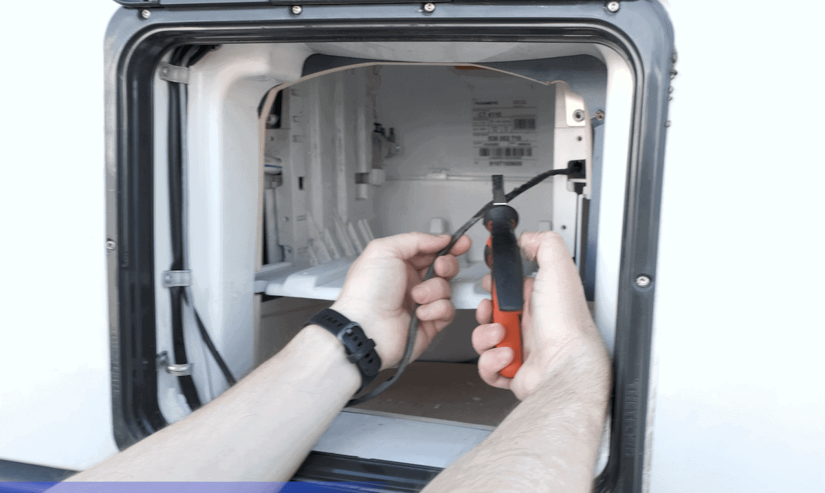 Leitung Abklemmen Per Seitenschneider