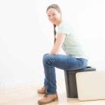 Frau Auf Trockentrenntoilette